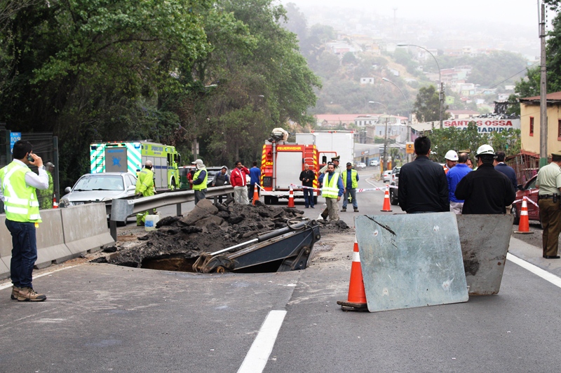 MOP trabaja en reparación de socavón en Santos Ossa Seremi de Obras