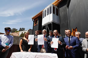 Ministro Fontaine Entregó Ascensor Cordillera a Municipio de Valparaíso