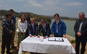 MOP, regantes del Aconcagua y Esval firman histórico acuerdo para optimizar uso del recurso hídrico