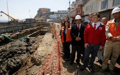 Ministro Golborne inspecciona trabajos que se realizan en borde costero de Cartagena