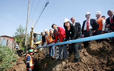 Ministro Golborne inspecciona construcción de servicio de agua potable de Leyda