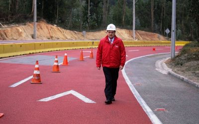 Ministro Solminihac inspecciona nuevo pavimento rojo que reduce riesgo de volcamientos
