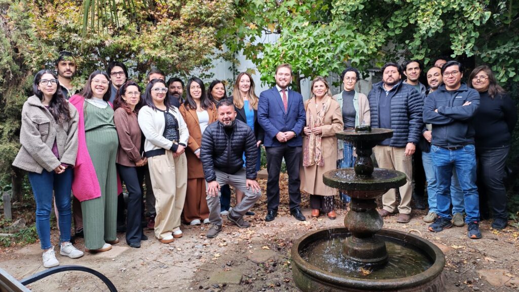 Seremi de Obras Públicas, Patricia Terán, junto al nuevo Director de Aguas Regional, Agustín Monroy, y el equipo de la Dirección General de Aguas de Quillota.